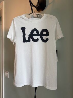 NWT LEE
GRAPHIC TEE